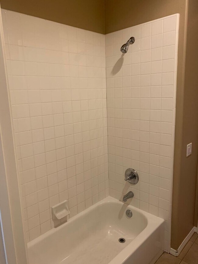 Building Photo - $1,000 Off First month's Rent - Lovely hom...