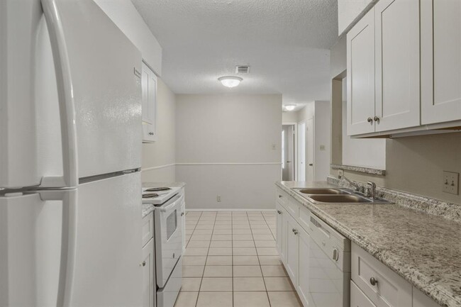 Building Photo - 8904 Pineridge Dr