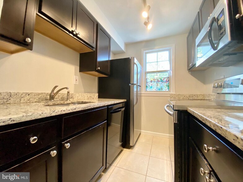 Building Photo - 824 S Arlington Mill Dr