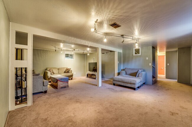 Building Photo - 4 bed, 2 bath Ranch Home near City Park W/ Finished Bsmt & Fenced Yard!
