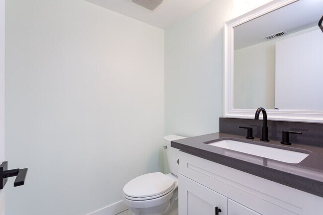 Building Photo - Charming Two Story Home!