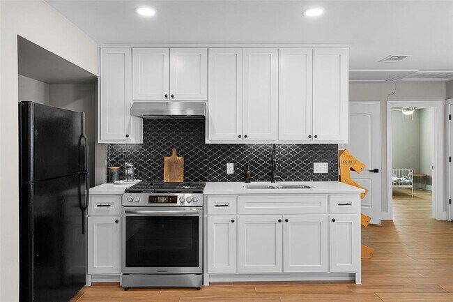 Building Photo - 823 Hickory St