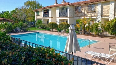 Building Photo - 1013 S Sunshine Ave