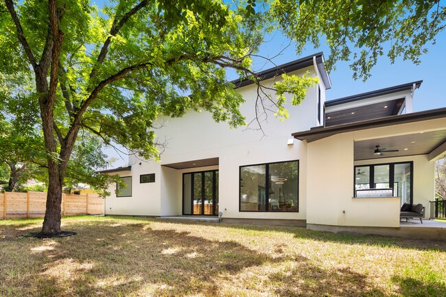 Building Photo - 2504 Bluffview Dr