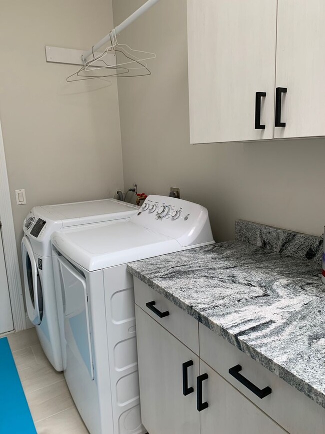 Building Photo - COMING SOON! Fully renovated 3/2/2 House i...
