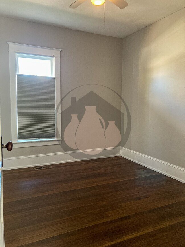 Building Photo - Single Level House - Ready for you to call Home!!