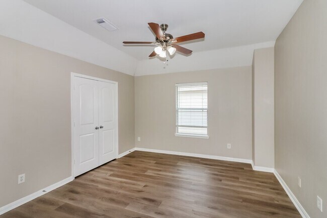 Building Photo - 6015 Starbrook Creek Dr