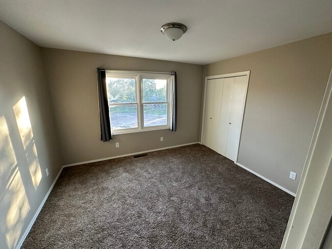 Building Photo - 202 S Westview Ter