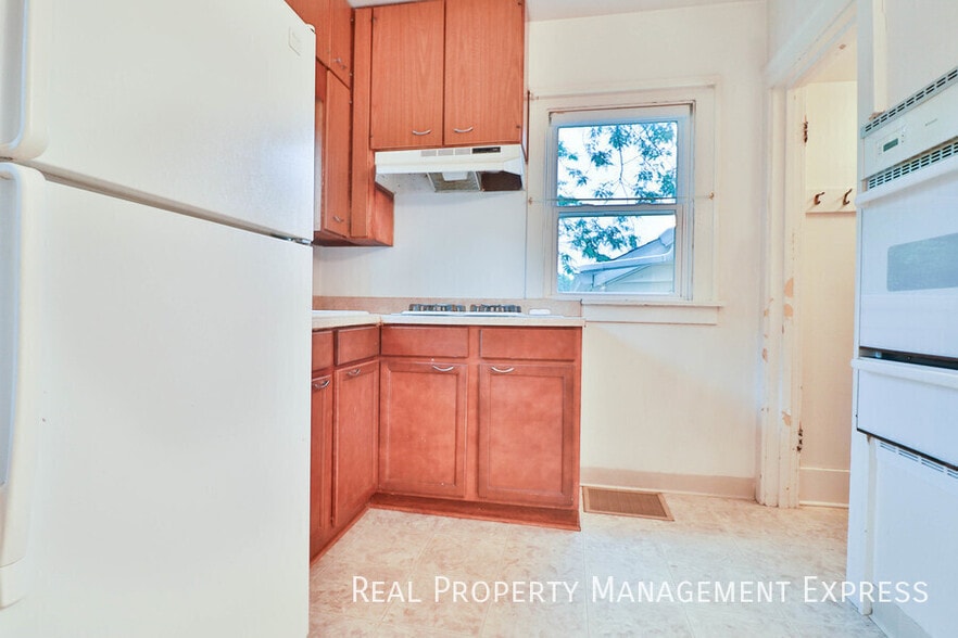 Building Photo - 1412 W 17th St