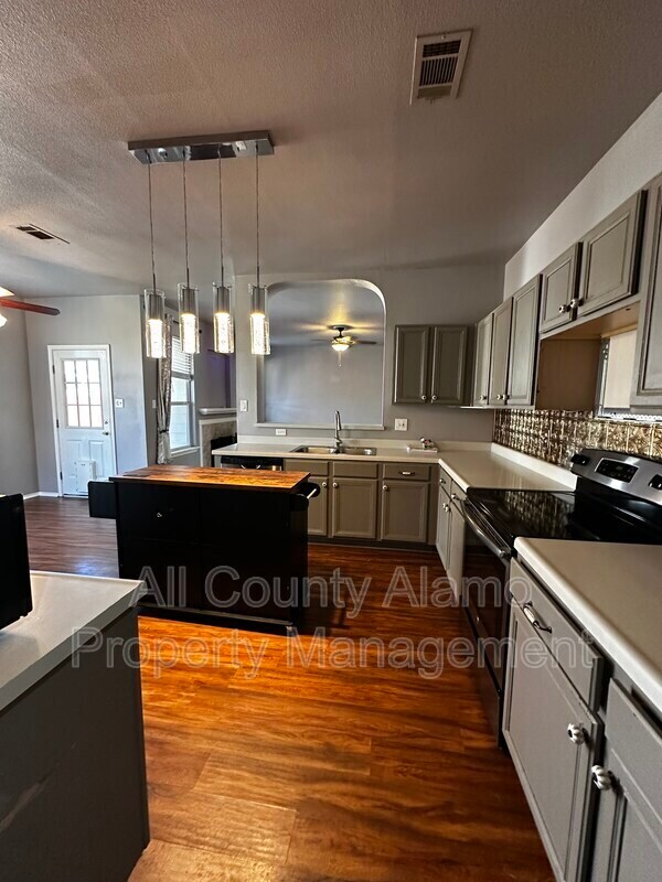 Building Photo - 312 Silver Wing