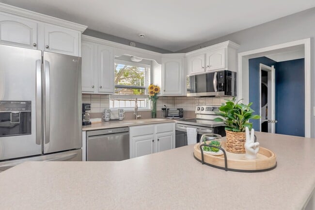 Building Photo - 3 BEDROOM 2 BATHROOM POOL HOME LOCATED IN ST. PETERSBURG