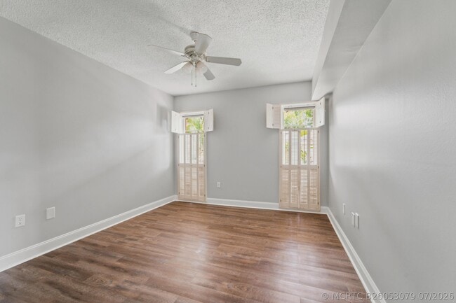 Building Photo - 203 W Greenway Dr