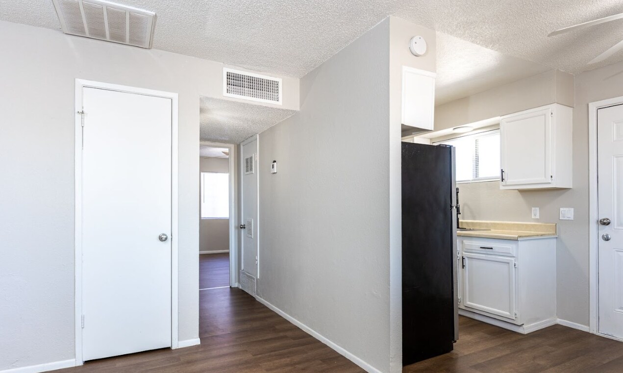 Building Photo - 819 N Arbor Ave