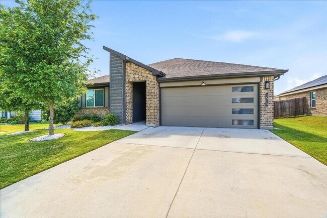 Building Photo - "Energy-Efficient 4-2 Home with Designer Finishes and a Spacious Backyard Retreat!"