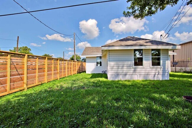 Building Photo - 1700 Durham Dr