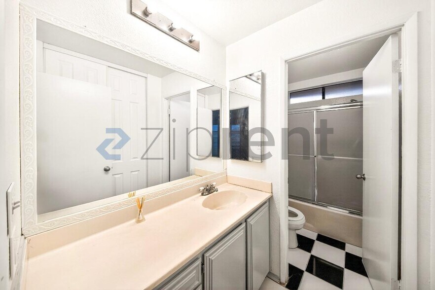 Building Photo - 1858 Park Cir Dr