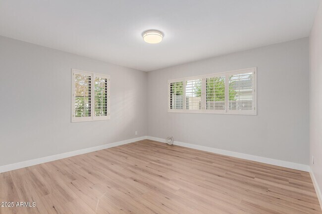 Building Photo - 5001 E Mitchell Dr