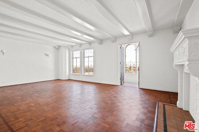 Building Photo - 450 N Rossmore Ave