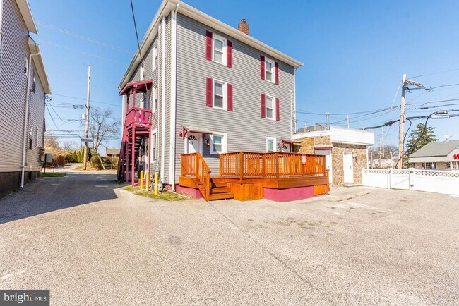 Building Photo - 104 Evesham Ave W