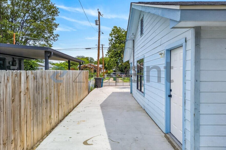 Building Photo - Unit