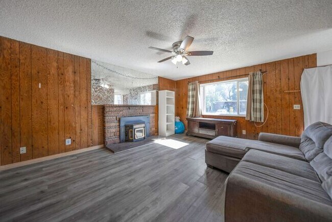 Building Photo - Remodeled Bungalow Style Home w/ Basement