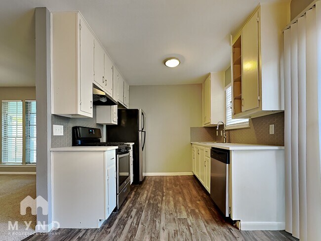 Building Photo - 1010 N Meadows Dr