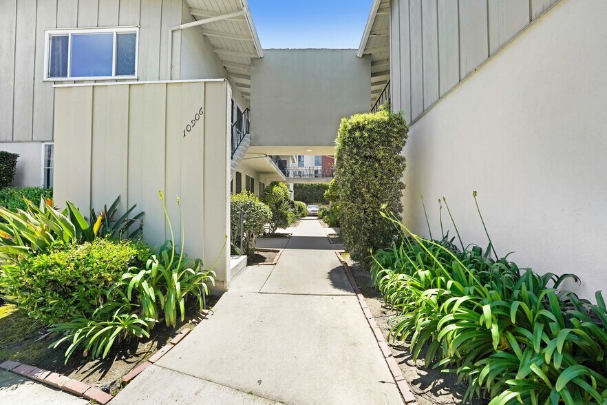 Building Photo - 10906 Santa Monica Blvd