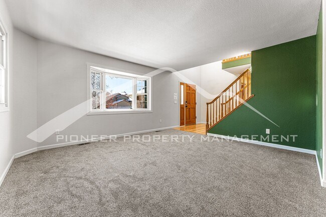 Building Photo - Beautiful Home with Fenced Back Yard and Cozy Fireplace