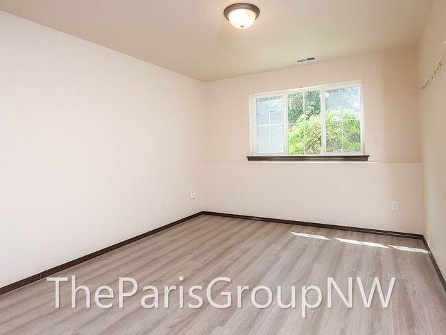 Building Photo - Super 2012 Shoreline Home – Upgrades, Wood Flrs, 3car Grg+++