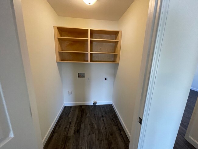 Building Photo - Available NOW! 2BR, 1BA Duplex in Super Co...