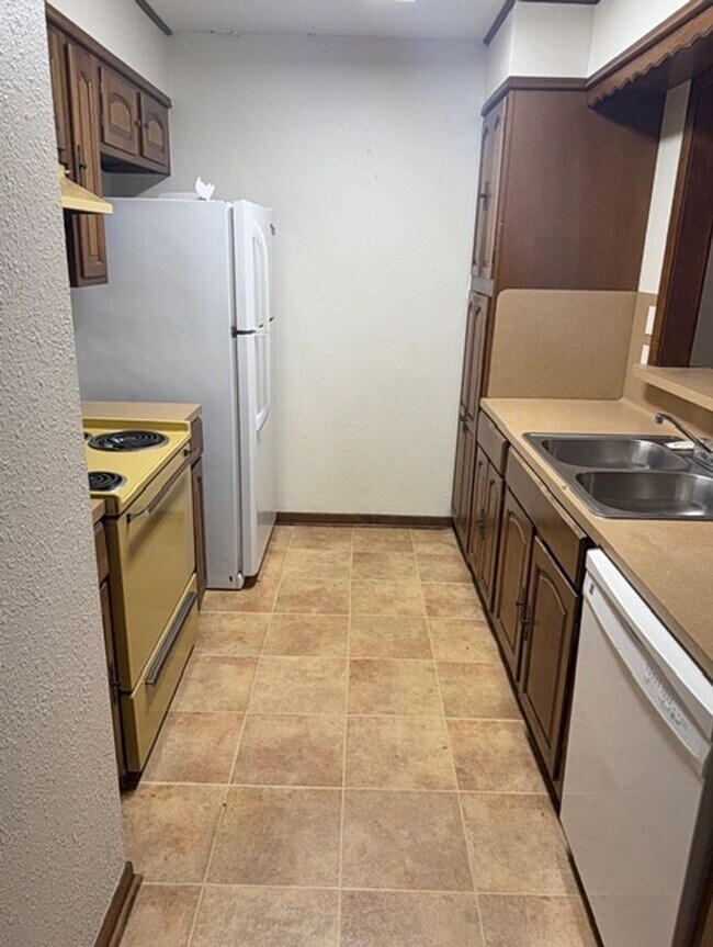 Building Photo - Spacious Upstairs Apartment