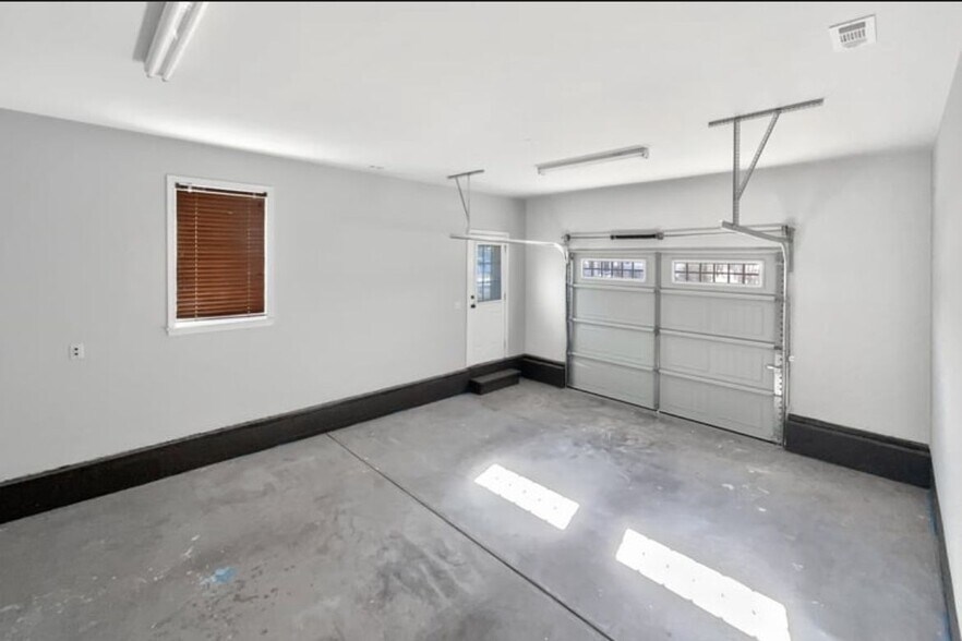 Building Photo - 3912 Harrow Dr