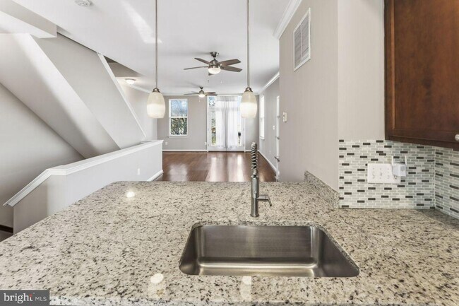 Building Photo - Amazing 3 bedroom/3.5 bathroom Townhouse