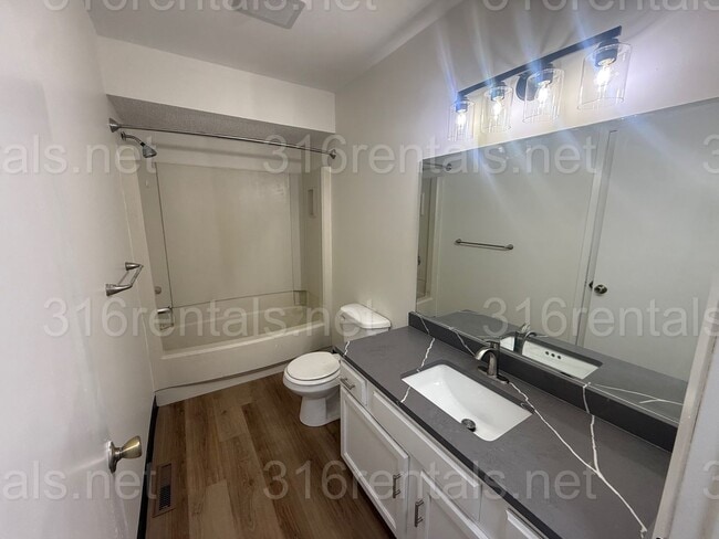 Building Photo - 1122-1124 S Laurel