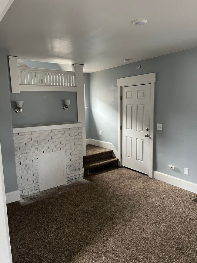 Building Photo - 3 Bed / 1.5 Bath Updated Home with Off-Street Parking!