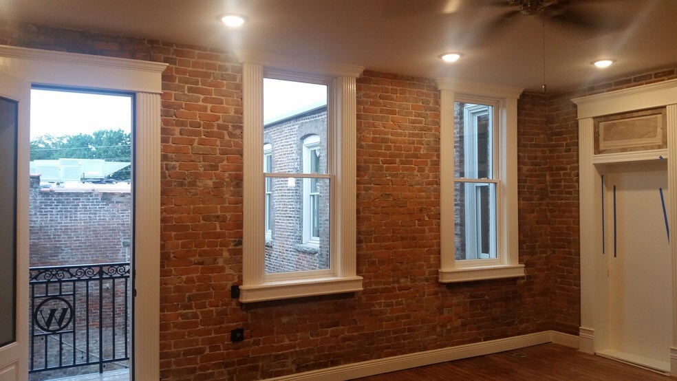 Building Photo - 114 E University St