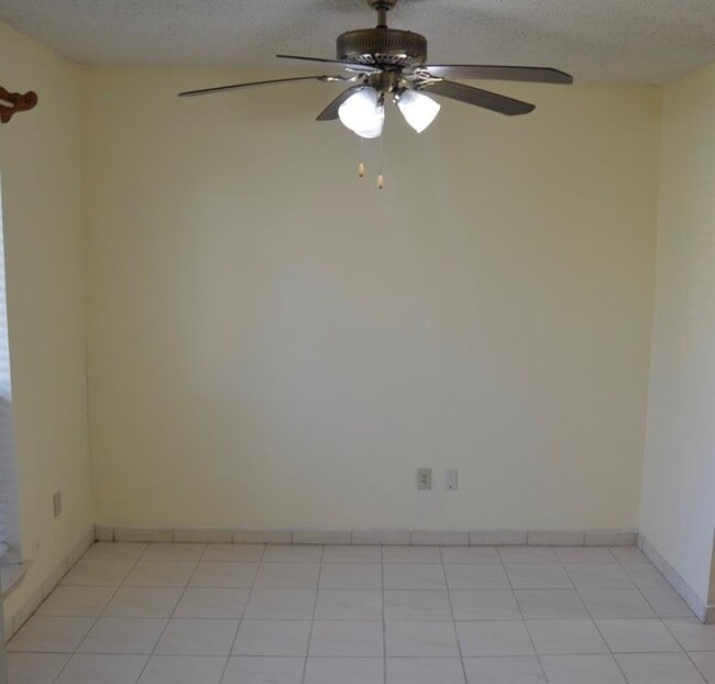 Building Photo - 514 Fair Oak Dr