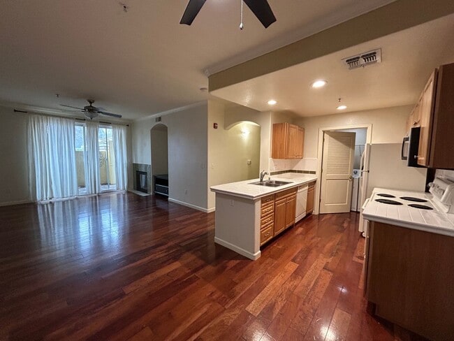 Building Photo - Nice condo located in Balboa Park. Water/Sewer/Garbage included