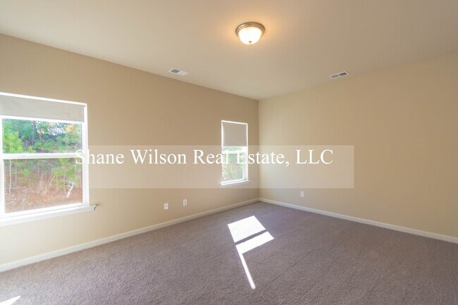 Building Photo - Spacious 3 BR / 2.5 home located near Vall...