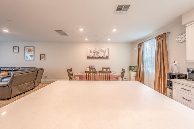 Building Photo - 232 Keeper