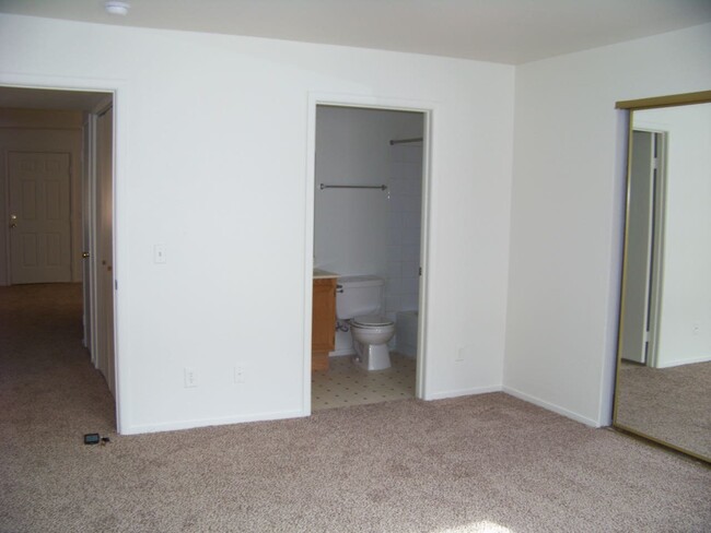 Building Photo - Large Upper Unit 2 Bedroom 2 bath