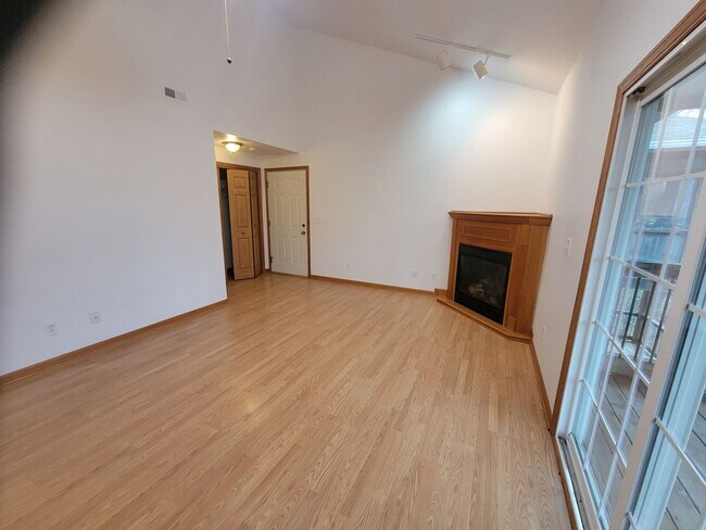 Building Photo - Beautiful 2BR/2BA Luxury Condo