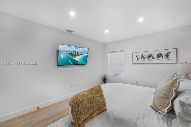 Building Photo - 12325 NE 11th Pl