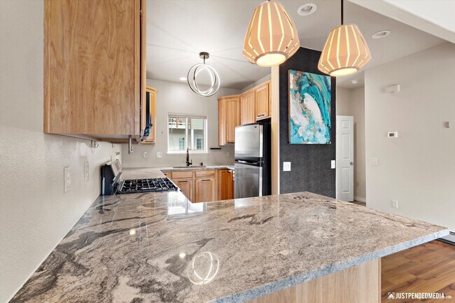 Building Photo - Modern & Stylish Townhome!