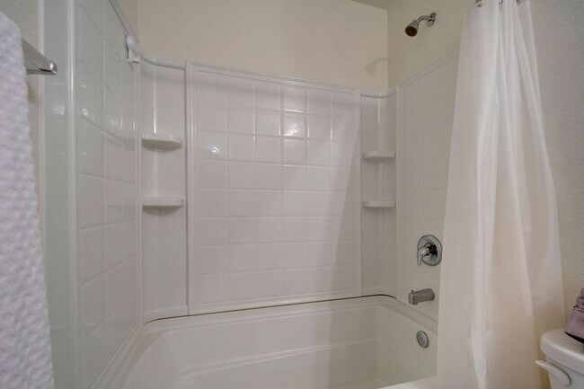 Building Photo - Terrific 4 bedroom available for rent - Al...