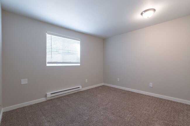 Building Photo - Spacious One Bedroom in Forest Setting! One Month Free!