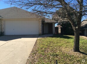 Building Photo - FENCED YARD PETS WELCOME - GREAT location ...