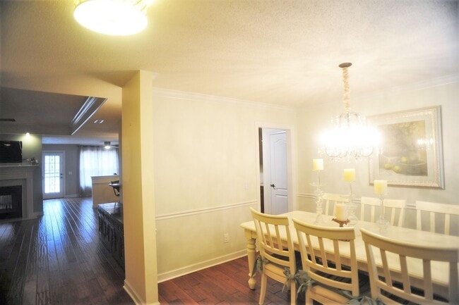 Building Photo - Updated Stunner