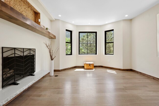 Building Photo - 205 Loop Dr