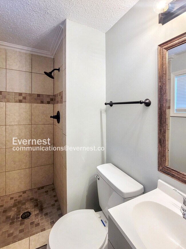 Building Photo - 8549 Southaven Cir W